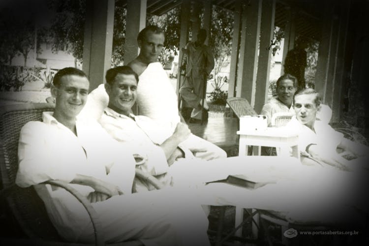El Hermano Andrés, a la derecha, recuperándose en el hospital St Elizabeth, en Indonesia, después de haber llevado un tiro en el tobillo, en 1949