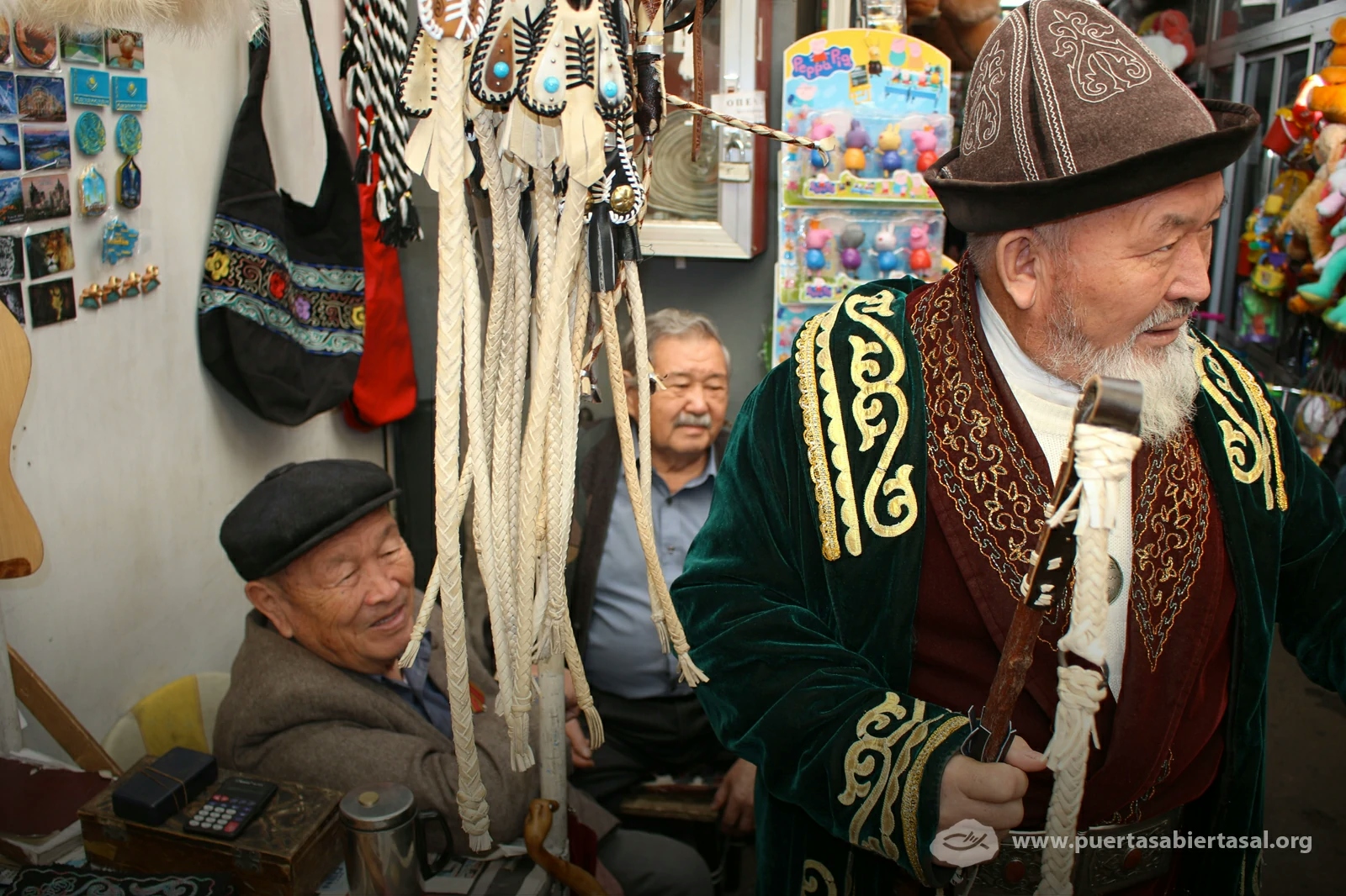 Hombres en una tienda de Kazajistán
