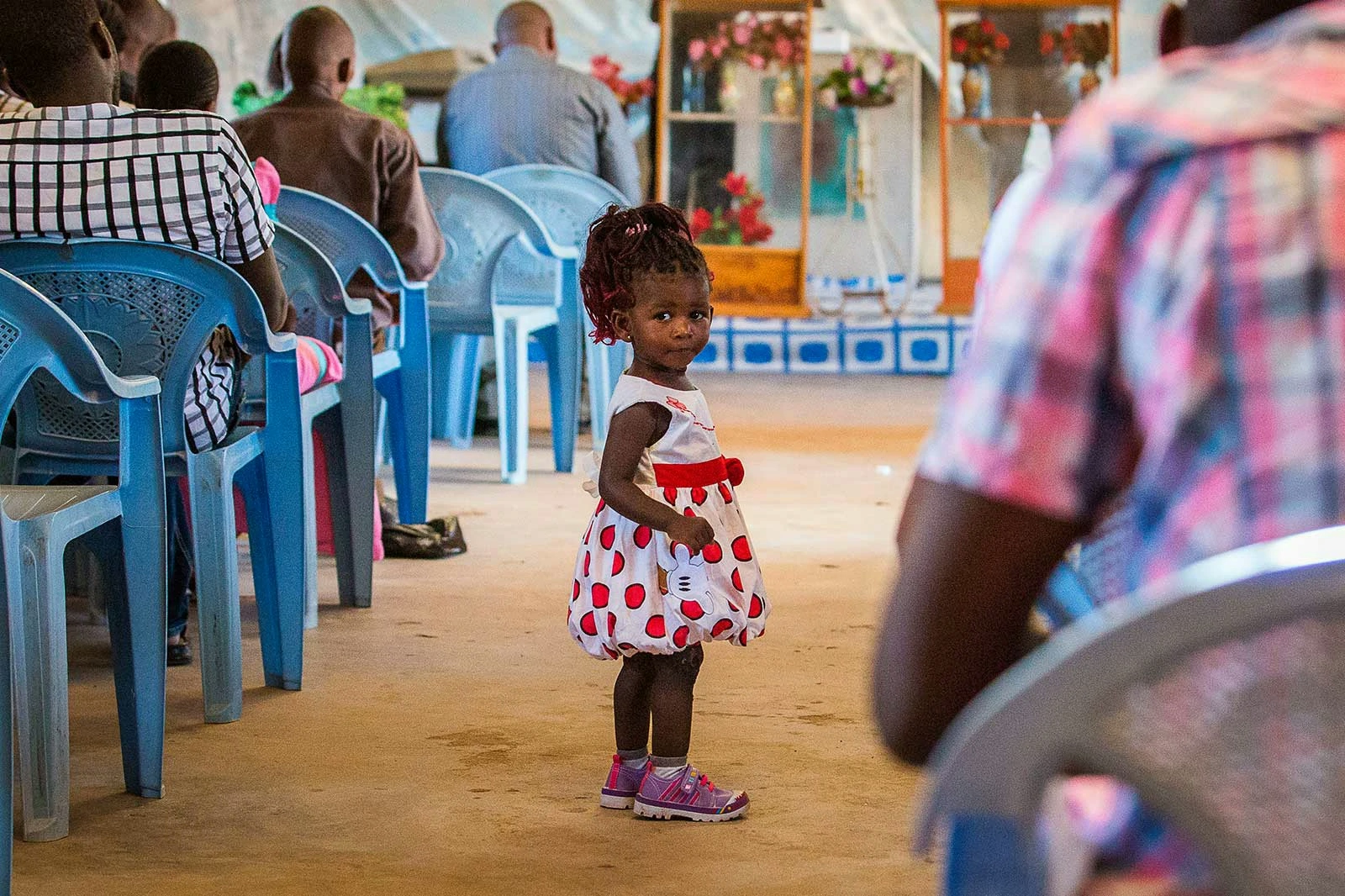 Niña en iglesia de Kenia